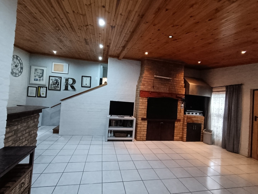 4 Bedroom Property for Sale in Avondale Western Cape